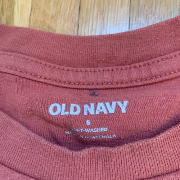 Men’s Old Navy tee - Picture 2 of 2